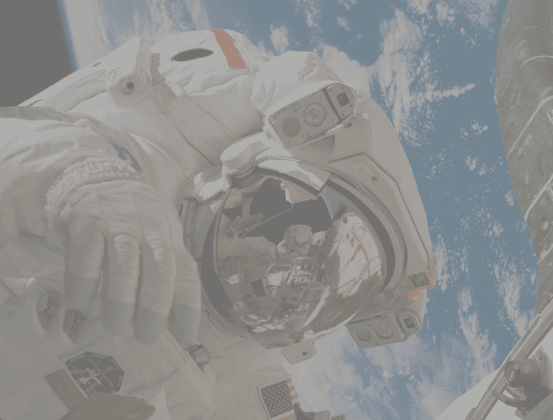 astronaut zweeft voor de aarde