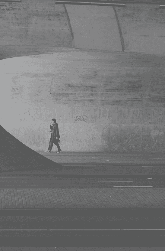 mensen wandelen op straat