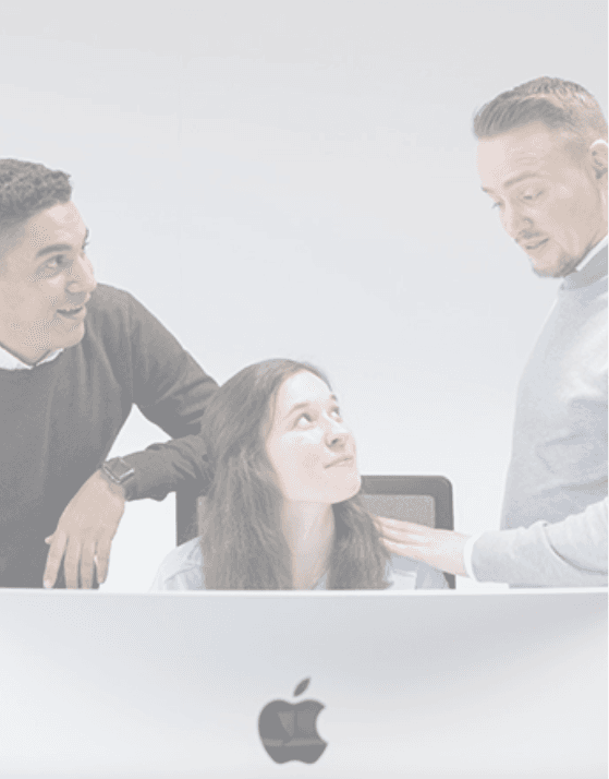 3 mensen doen brainstorm sessie