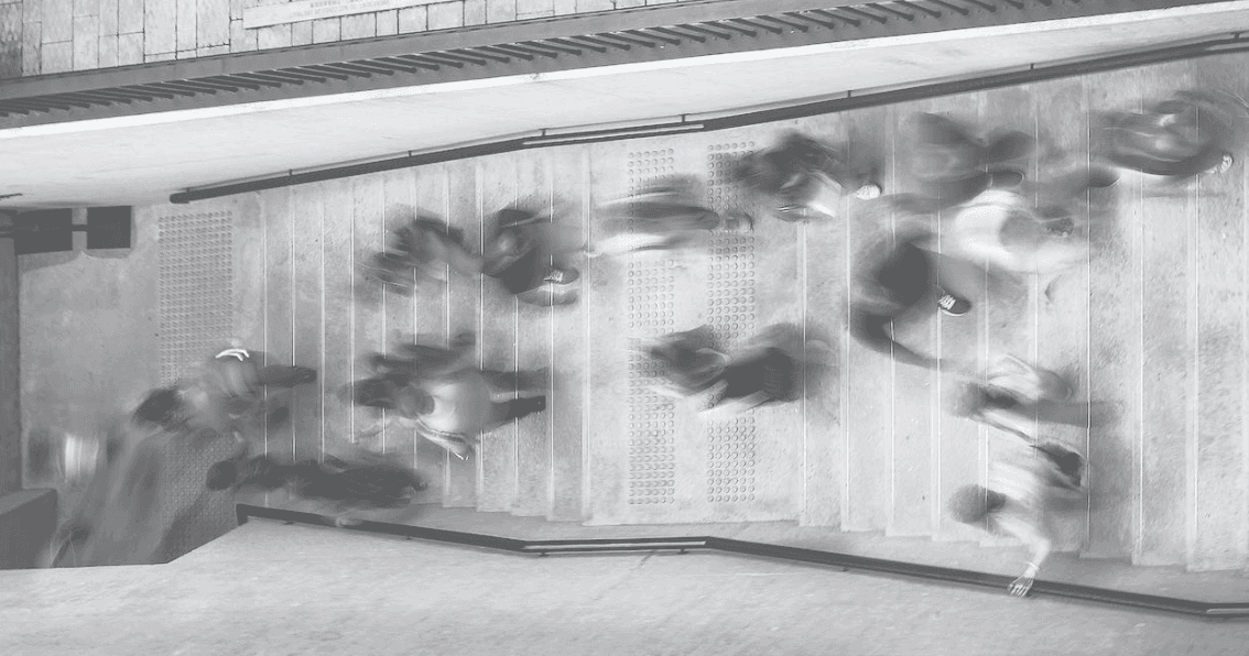 long exposure foto van mensen op een trap